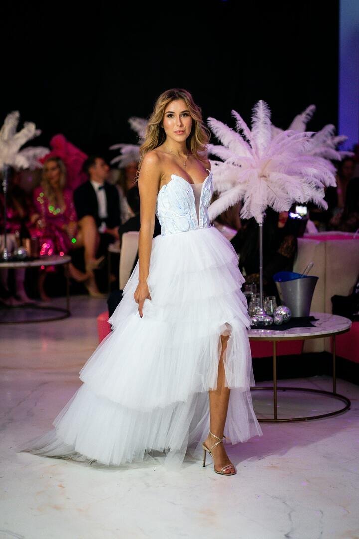 woman-skin-wedding-dress-dress-bridal-clothing-fashion-1671910-pxhere.com